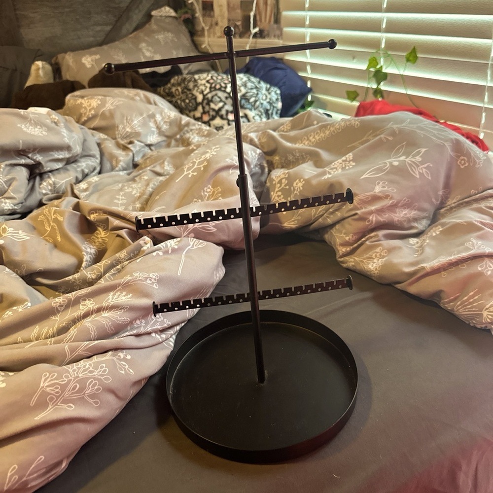 really cute,keeps all my jewelry organize ! trying to sell some stuff in my room